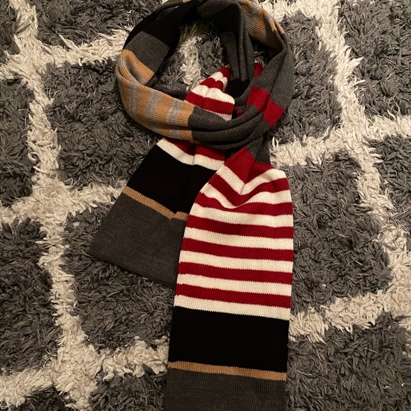 Chapter Club scarf - Picture 4 of 10